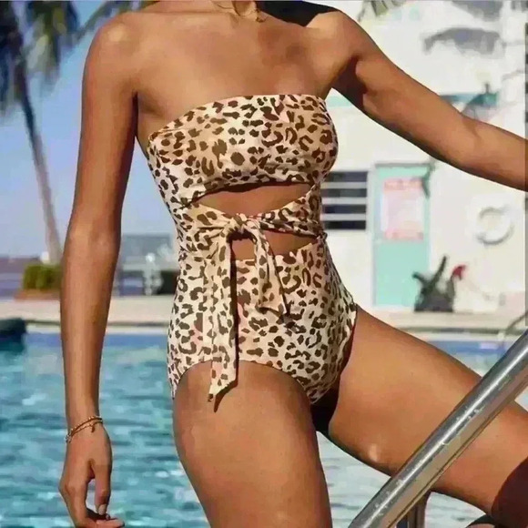 Aerie Wrap Strapless One Piece Swimsuit - Picture 1 of 10